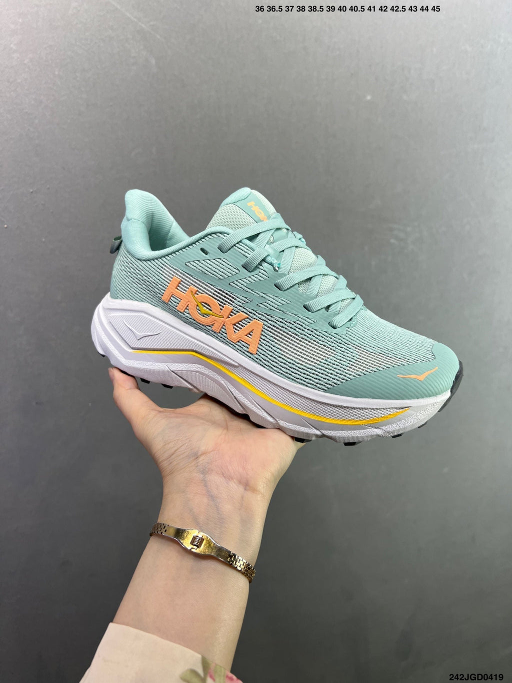 HOKA CHALLENGER 8