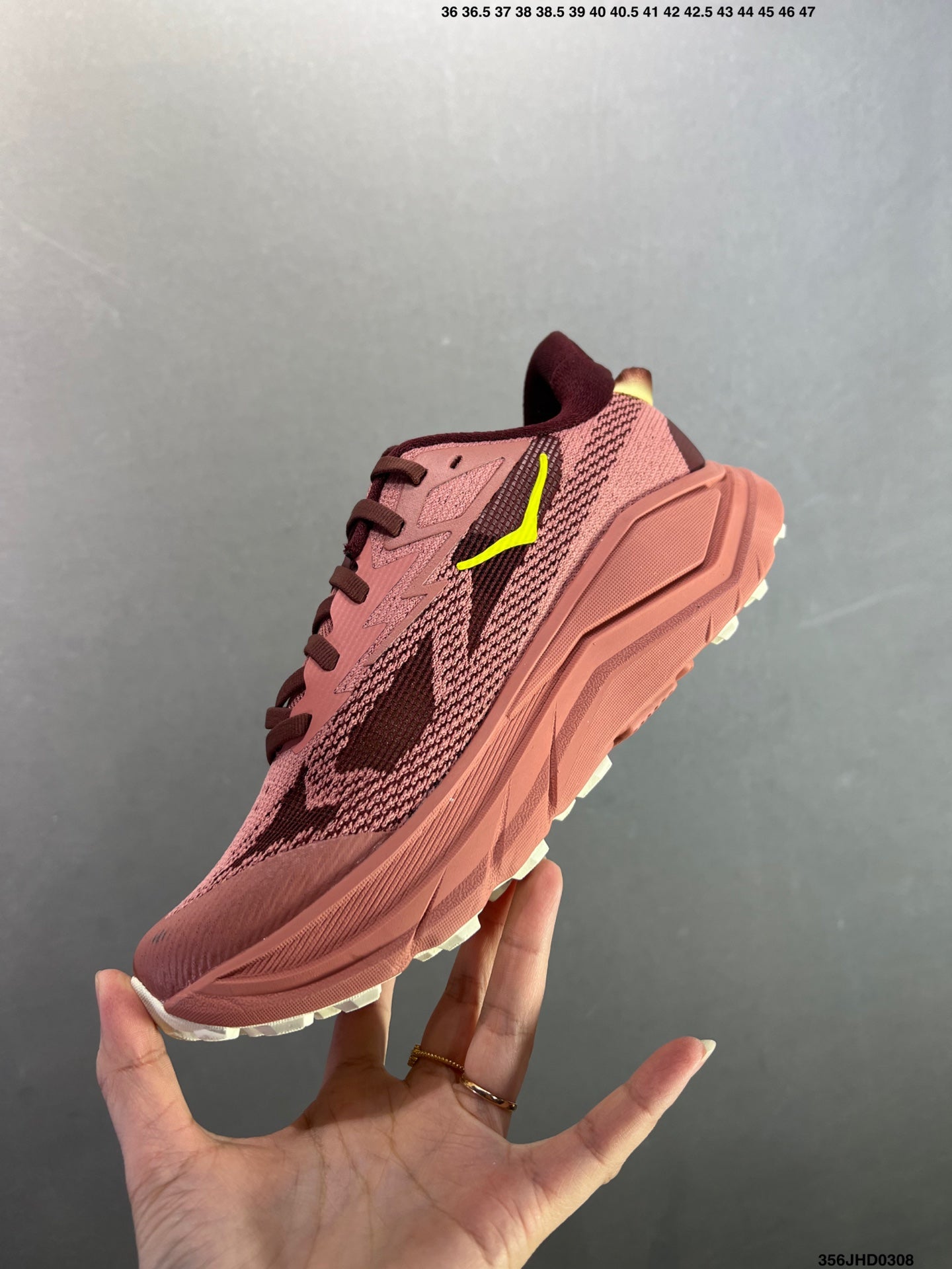 HOKA W CHALLENGER 8